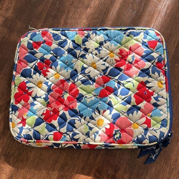 Vera Bradley Summer Cottage (Summer 2012) E- Reader Sleeve w/ Interior ID Slot - Picture 2 of 9